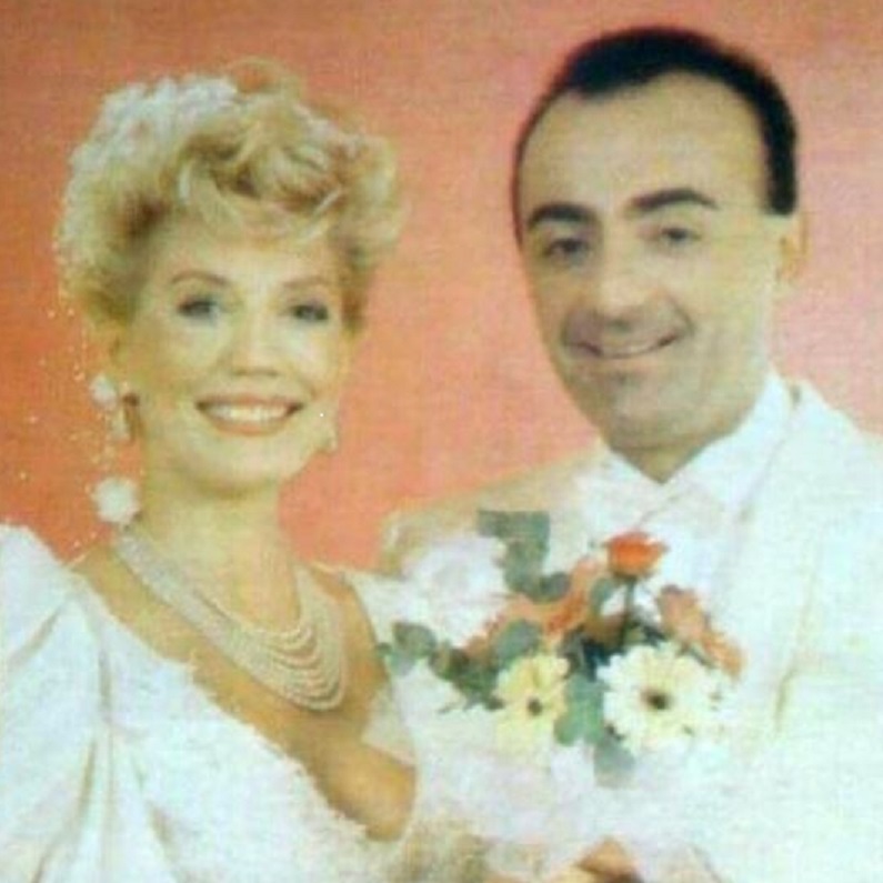 MAMILA UZDAHE ŠIROM JUGE: Ovako je Suzana Mančić izgledala na prvom venčanju