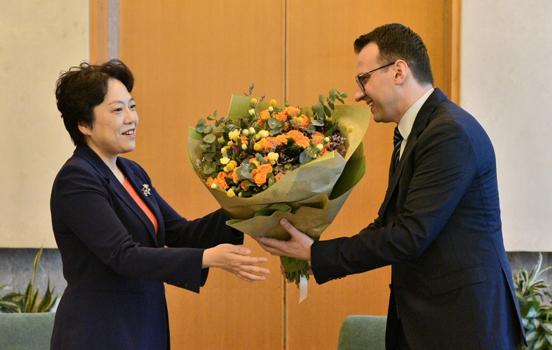 ZAHVALNOST ZA SVE UČINJENO: Petković primio kinesku ambasadorku u oproštajnu posetu