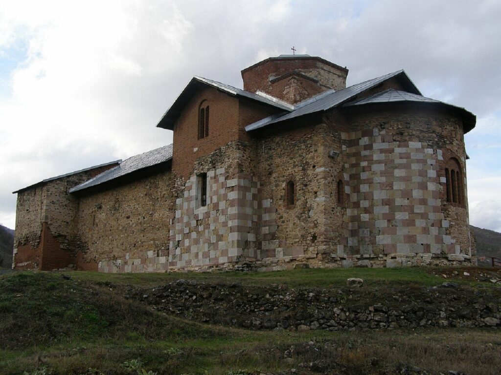 U manastiru Banjska EULEKS i KPS legitimišu hodočasnike iz Novog Sada