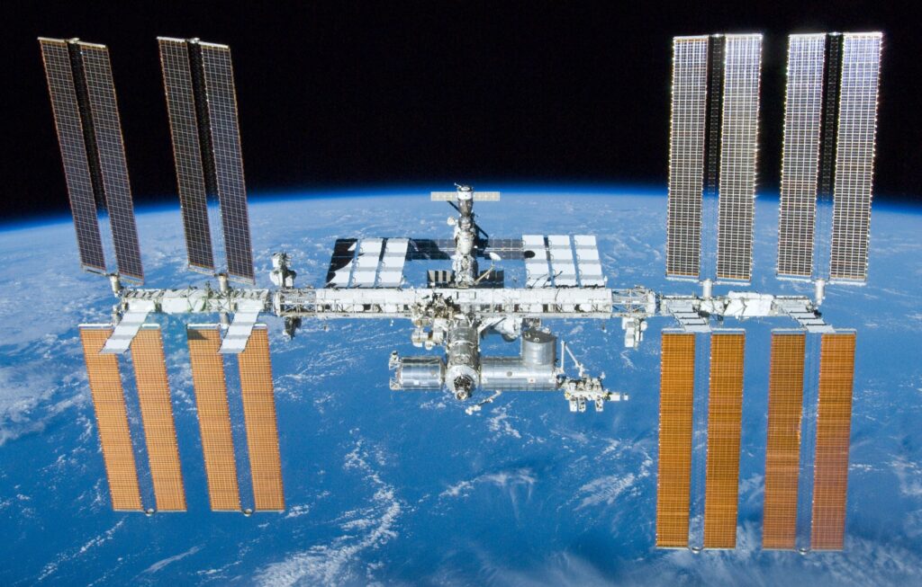 AMERIČKO RUSKA SARADNJA U KOSMOSU: Dvojica ruskih i jedan američki astronaut pristali na Međunarodnu svemirsku stanicu