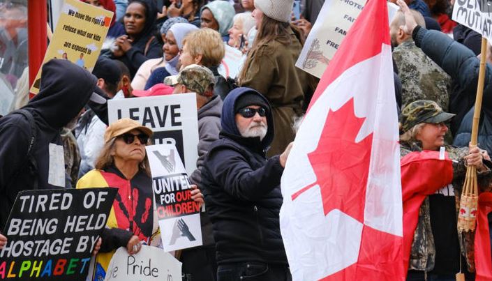 MASOVNI PROTESTI U KANADI: HILJADE Kanađana izašlo na ulice traže ukidanje masovne propagande o „rodnoj ideologi“U ŠKOLAMA