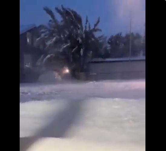 DA ČOVEK NE POVERUJE: Sneg okovao OVU ZEMLJU, OLUJA PARALIŠE GRAĐANE! (VIDEO)