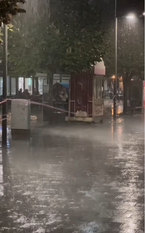 ČITAVA VOJVODINA PONOVO NA UDARU NEVREMENA: HAOS I U ZRENJANINU Ulice poplavljene, vetar čupa sve pred sobom, a građani beže od oluje (VIDEO)