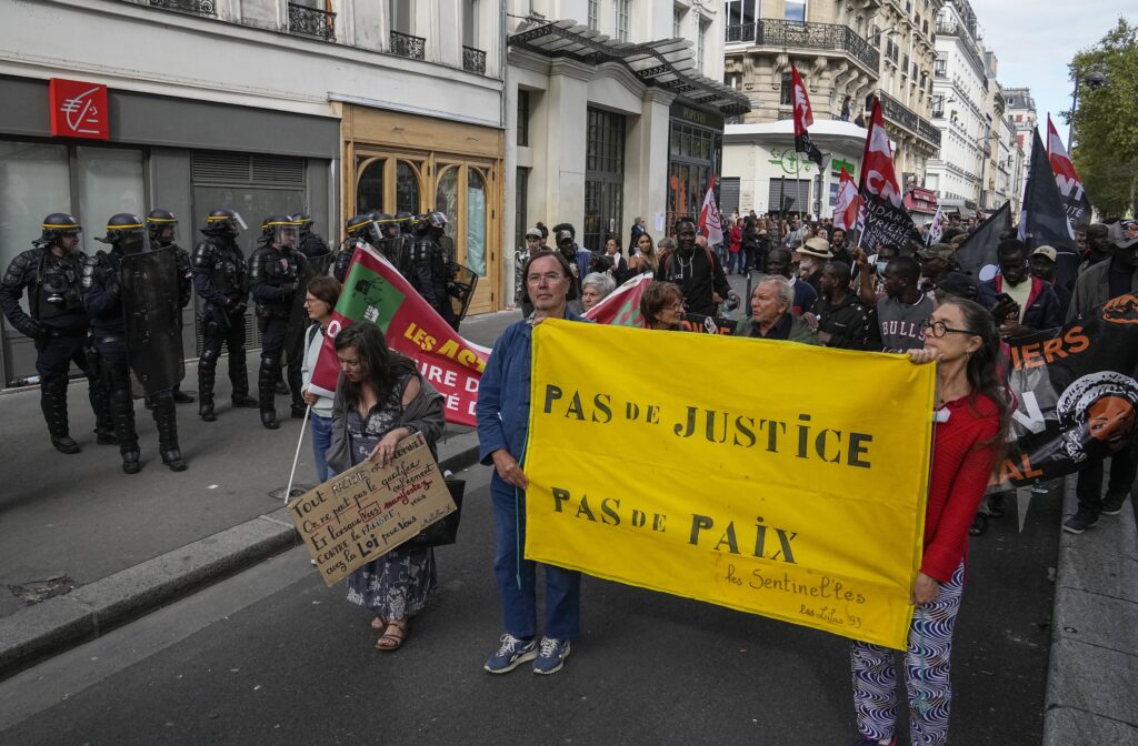 HAOS NA ULICAMA PARIZA: Na protestu protiv policijskog nasilja povređena tri policajca