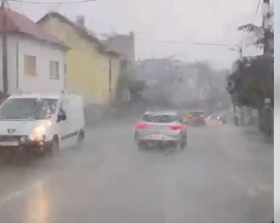 DRAMATIČNI SNIMCI IZ ZAGREBA: Nevreme napravilo haos, voda izbija iz šahtova, po ulici se slivaju fekalije i kišnica