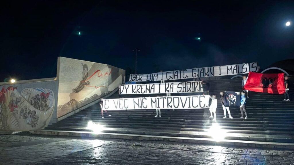 „ORAO IMA 2 GLAVE, JEDNA JE MITROVICA“: Nova provokacija Albanaca – transparent na Skenderbegovom trgu u Skoplju! (FOTO)