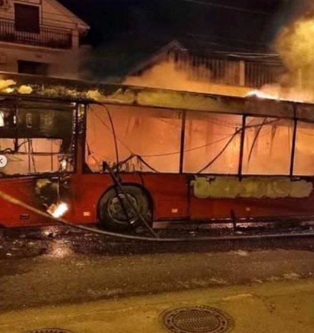 STRAVIČAN SNIMAK IZ ŽELEZNIKA: Izgoreo autobus na liniji 511 (VIDEO)