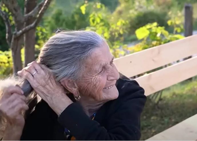 NIKAD U ŽIVOTU NIJE IŠLA KOD FRIZERA: Baka Mara ima 84 godine, a i dalje ima BUJNU I DUGU KOSU, otkrila u čemu je tajna! (VIDEO)