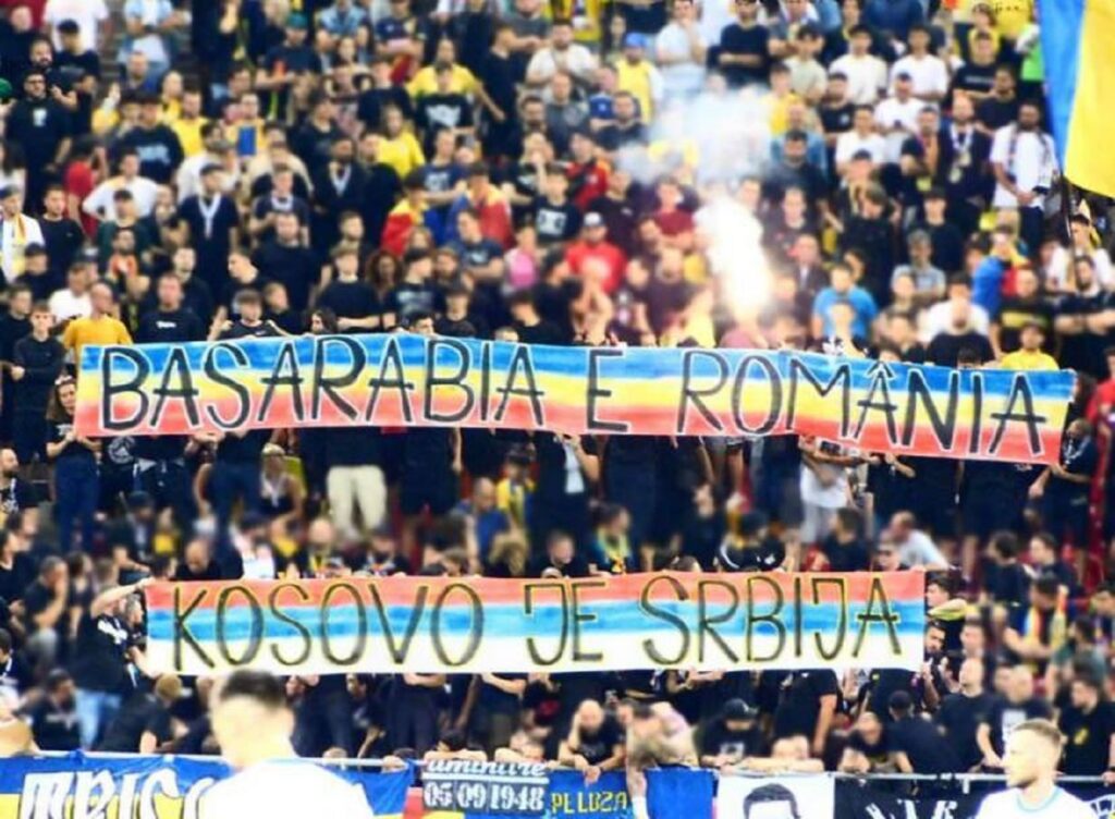 „KOSOVO JE SRBIJA“: Rumunski navijači izviždali fudbalere tzv. Kosova, skandirali „Srbija, Srbija“, razvili i transparent (VIDEO)