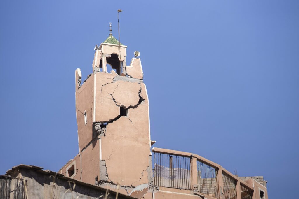 LJUDI BEŽALI SA DECOM U RUKAMA: Snimljen trenutak kada se u Marakešu zaljuljala džamija stara 850 godina (VIDEO)