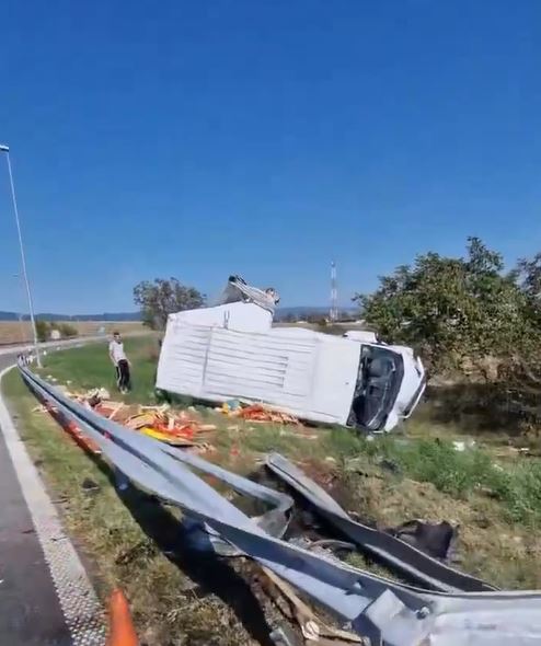 KAMION IZLETEO SA PUTA: Nesreća na auto-putu kod Niša, povređeno nekoliko osoba (VIDEO)