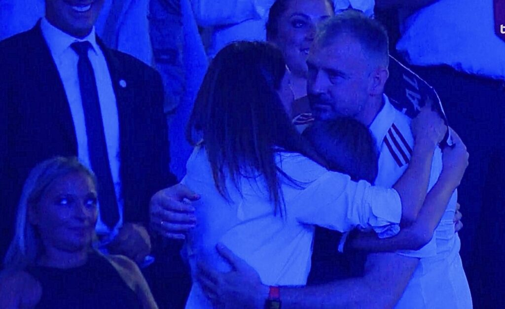 NIKOLA GRBIĆ PONOVO ŠAMPION EVROPE: Legendarni odbojkaš zaplakao u zagrljaju porodice