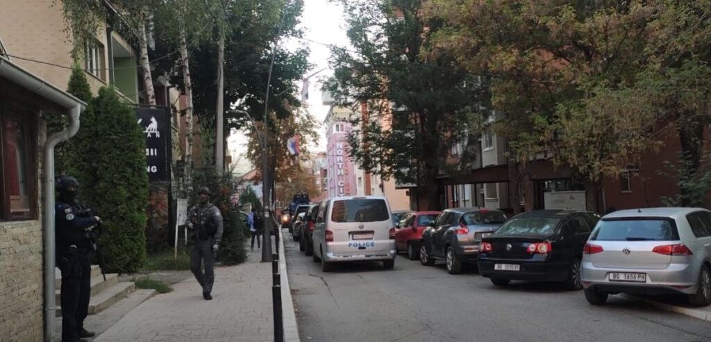 ZAVRŠENA AKCIJA KOSOVSKE POLICIJE : Policajci sa dugim cevima pretresli zgradu gde je živeo Milan Radoičić, zaplenjena vozila VIDEO
