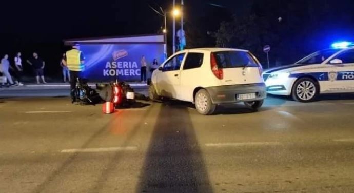 TEŠKA SAOBRAĆAJKA NA ZRENJANINSKOM PUTU: Motociklista svom silinom udario u dva automobila, povređeno četvoro ljudi (FOTO)