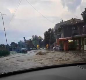 Poplavljena ulica u Smederevu šahtovi kao fontane (VIDEO)