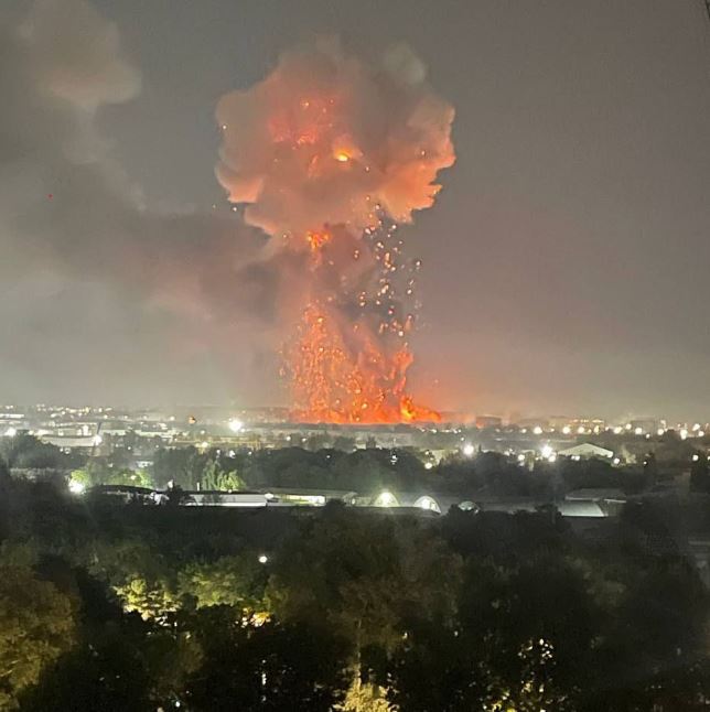 STRAŠNA EKPOLOZIJA U UZBEKISTANU:Ogroman požar bukti blizu aerodroma, crni dim se diže u nebo VIDEO