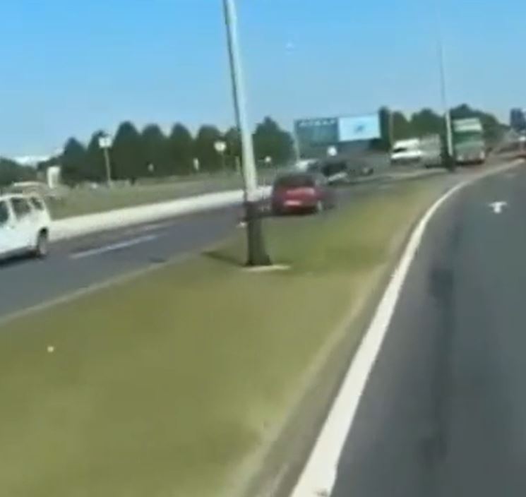 OPET VOZE U SUPROTNOM SMERU! ZAŠTO?!? Bahati vozači ne prestaju da ugrožavaju svoj i život drugih učesnika u saobraćaju (VIDEO)