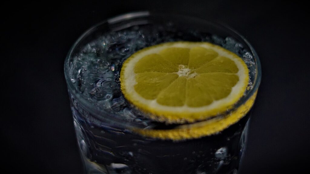 MNOGO JE ZDRAVSTVENIH PREDNOSTI: Evo zašto treba dan da započneš pijenjem vode sa limunom