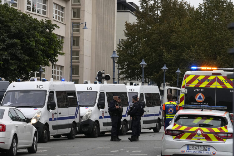 TERORIZAM U GRADU SVETLOSTI: Upucana žena u Parizu Urlala Alahu akbar, pretila da će da se raznese