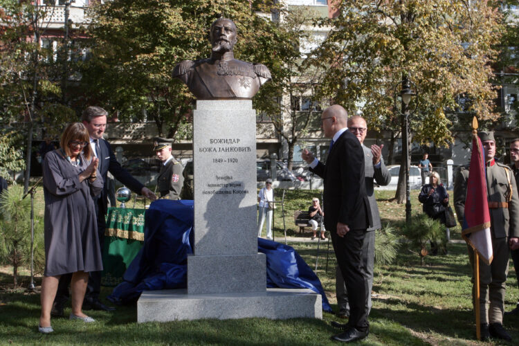 U Karađorđevom parku otkriven spomenik generalu Božidaru Jankoviću