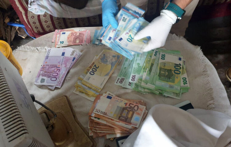 HAPŠENJE U ALEKSINCU: Lopovi upali u kuću i ukrali 30.000 evra i zlatni nakit vredan više od pola miliona dinara