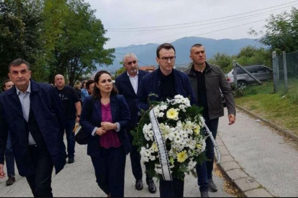 BELI VENAC ZA STEFANA: Petar Petković na sahrani Srbina ubijenog u Banjskoj
