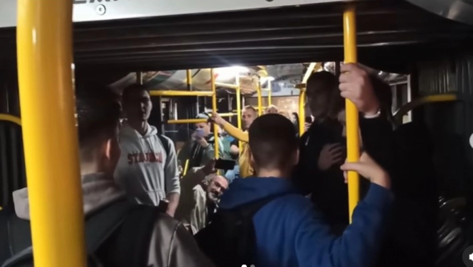 U AUTOBUSU 56 ZAPEVALI PESME O KOSOVU: Putnici PLAKALI od oduševljenja zbog ovih mladića (VIDEO)