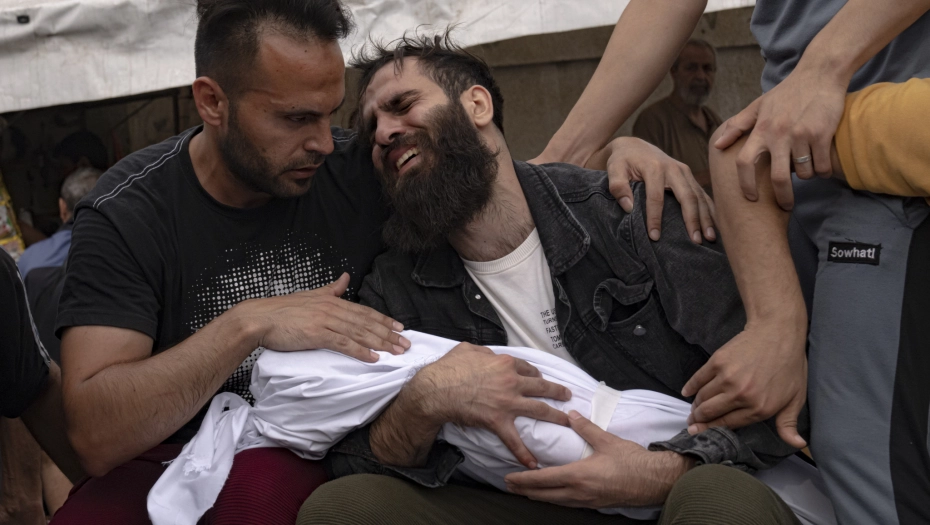 „NIJE MU IZDATA KRŠTENICA, VEĆ UMRLICA“: U bombardovanju Gaze stradala beba stara svega jedan dan: Broj žrtava premašio 8.000