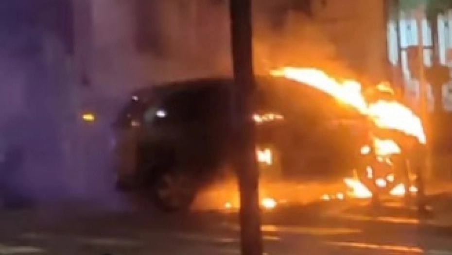 PARALIŠUĆI PRIZOR U CENTRU BEOGRADA: Plamen progutao automobil