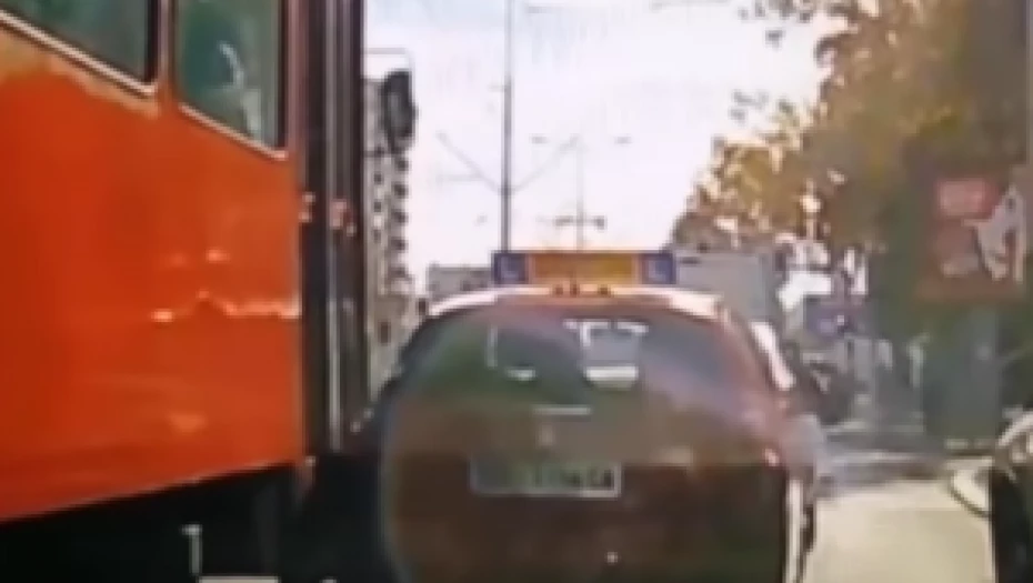 TRAMVAJ UDARIO VOZILO AUTO-ŠKOLE: Saobraćajna nezgoda na Trošarini (VIDEO)