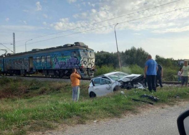 FOTO TEŽAK SUDAR U PANČEVU: Voz udario automobil, vozilo potpuno uništeno