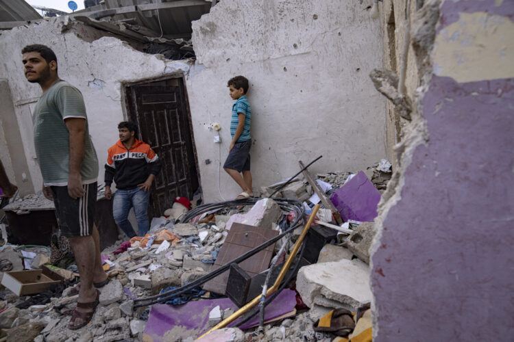 NEZAPAMĆENA HUMANITARNA KATASTROFA: Stanovnici Gaze upadaju u skladišta, u očaju traže brašno i hleb