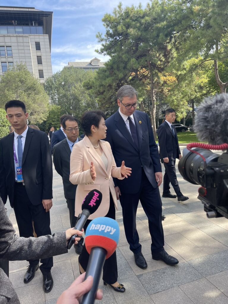 „VELIKA ČAST I ZADOVOLJSTVO“: Predsednik Vučić sa Čen Bo obišao Kineski institut za međunarodne studije u Pekingu (FOTO)