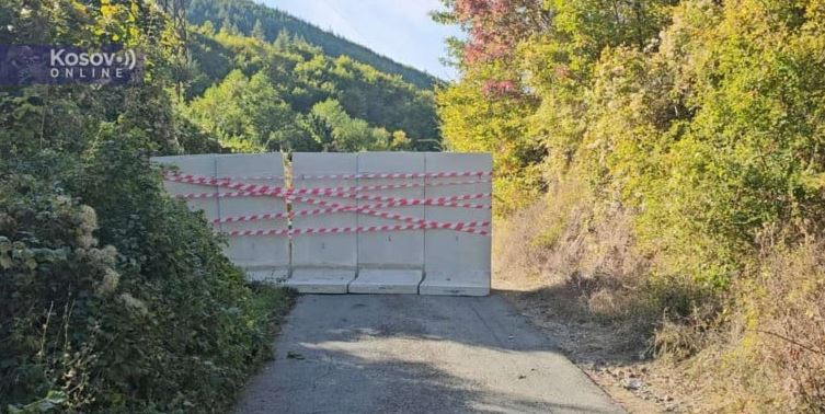 ŽIVOT KAO U GETU: Prekopani putevi u Leposaviću, sela odsečena, otežano kretanje vozilima