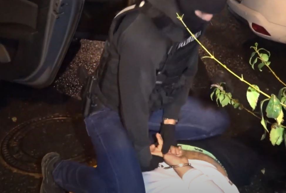 PRVI SNIMCI, SPEKTAKULARNA AKCIJA POLICIJE NA PARKINGU U NOVOM BEOGRADU: Dileri pali sa drogom u trenutku primopredaje (VIDEO)