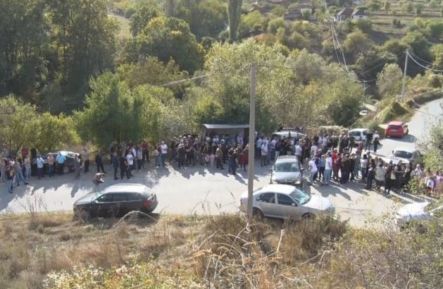 UJEDINILA IH ISTA MUKA: Srbi i Albanci već pet dana protestuju u selu kod Novog Brda (VIDEO)