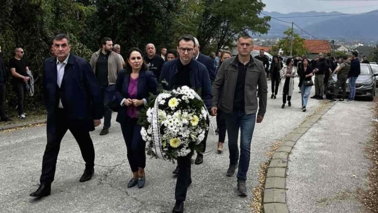 BELI VENAC ZA STEFANA: Petar Petković prisustvovao sahrani Srbina ubijenog u Banjskoj