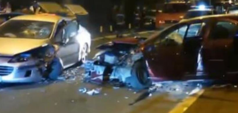 SAOBRAĆAJNA NEZGODA U RAKOVICI: Dva automobila potpuno smrskana, 3 osobe prevezene u Urgentni (VIDEO)