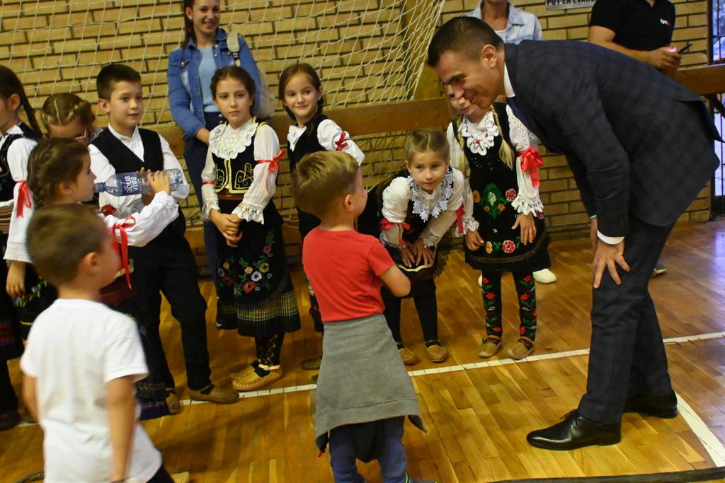 „NE ZABORAVITE SVOJU SRBIJU“: Ministar Milićević otvorio kamp za mlade Srbe iz regiona i dijaspore u Boljevcu