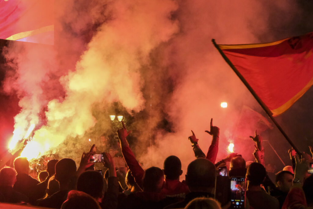 VELIKA NAPETOST NA PROTESTU U PODGORICI: Zapaljen transparent sa likom Mandića, demonstranti skandiraju – „Ne ljubimo lance“