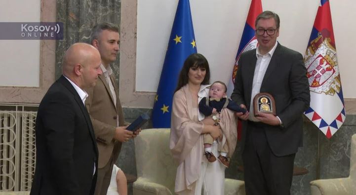 PRIJEM KOD PREDSEDNIKA: Predsednik Vučić primio juče u Predsedništvu hiljaditu bebu Lazara rođenu u Pasjanu na Kosovu