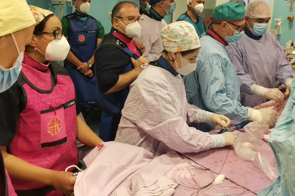 REVOLUCIONARNA PROCEDURA PRVI PUT U SRBIJI: Pacijentu (71) na „Dedinju“ zamenjeni srčani zalisci bez otvaranja grudnog koša