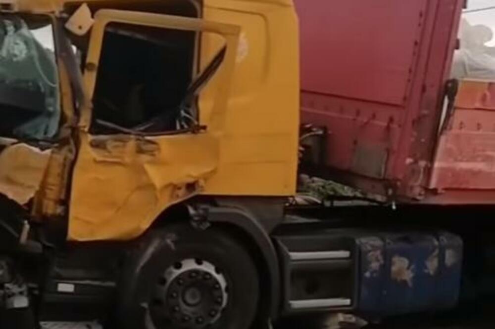 TEŠKA SAOBRAĆAJKA U BARIČU: Kamion udario u nadstrešnicu autobuske stanice (VIDEO)