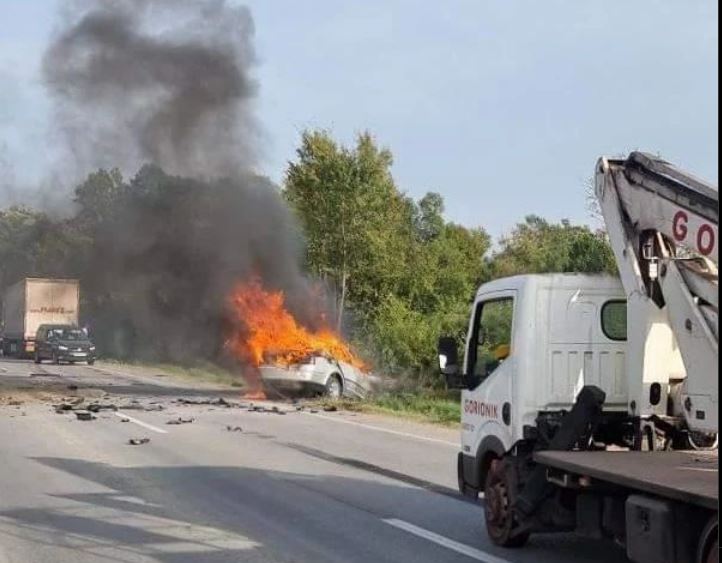 TEŠKA NESREĆA KOD POŽAREVCA: Automobil se zapalio posle sudara sa kamionom, ima poginulih (VIDEO/FOTO)