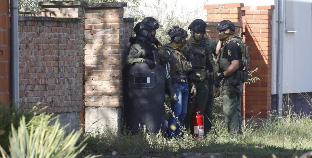 OPSADNO STANJE: Muškarac bacio molotovljev koktel i zaključao se u kuću, preti bombom