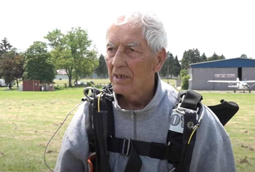 IBRAHIM JE UNIKAT: Najstariji padobranac u Evropi nema težih povreda posle pada