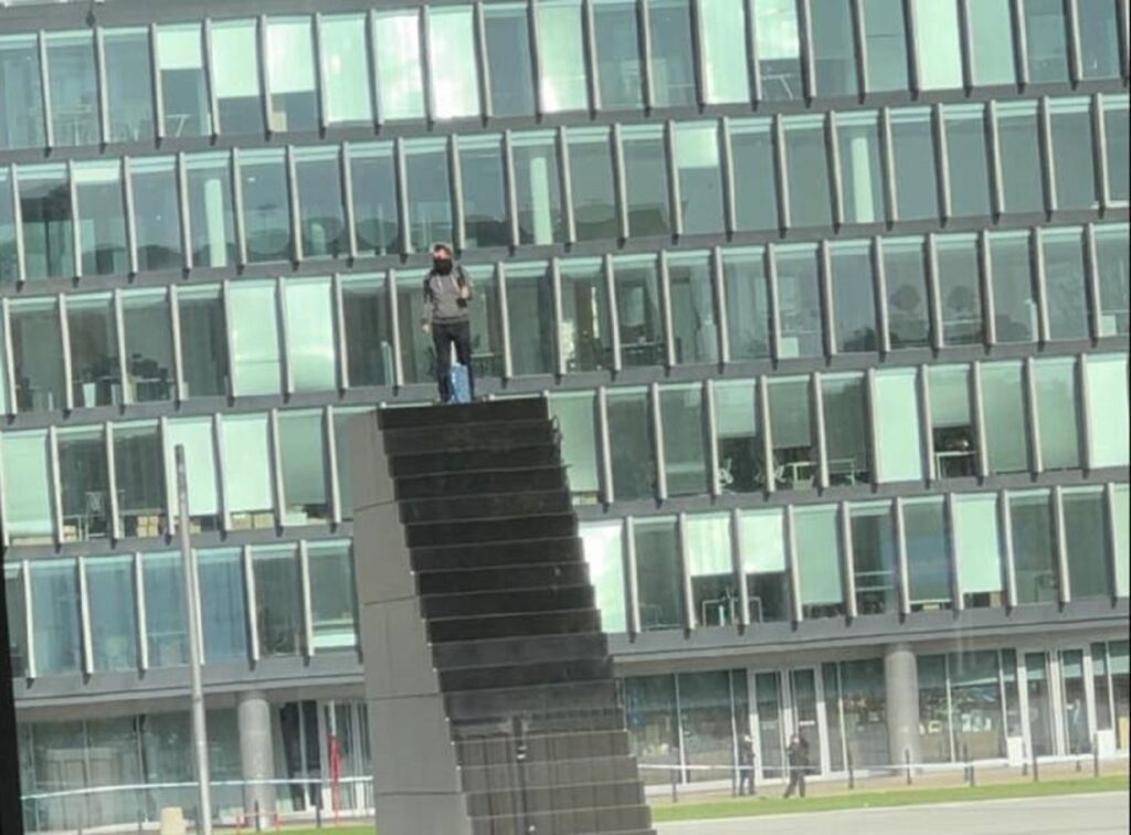 DRAMA U POLJSKOJ: Čovek se popeo na spomenik i preti da će se razneti bombom (VIDEO)