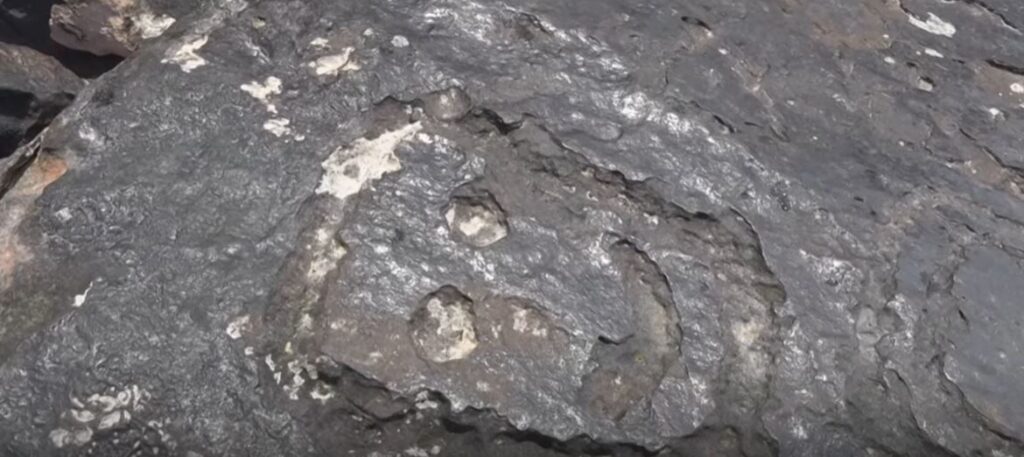 Smajliji stari oko 2.000 godina izronili iz reke: Suša otkrila neverovatne crteže na stenama