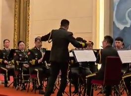 VELIKA ČAST ZA SRBIJU I PREDSEDNIKA VUČIĆA: Tokom večere sa Sijem orkestar zasvirao poznatu srpsku pesmu (VIDEO)
