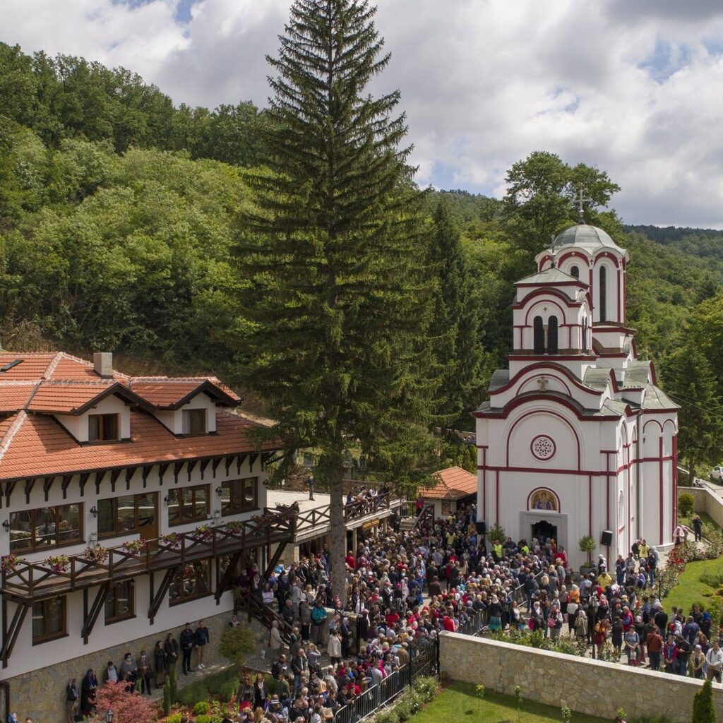 PRIČE KOJE OSTAVLJAJU BEZ DAHA: Ispovesti ljudi koji su doživeli ČUDO u srpskom manastiru (VIDEO)